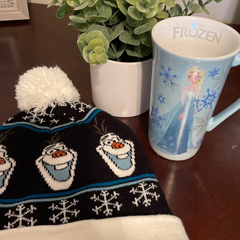 Frozen Bundle of Olaf Winter Hat and Elsa Mug